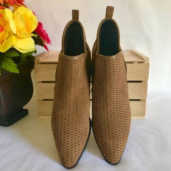 Donald Pliner Darla Brown Suede Perforated Western Chelsea Ankle Boots Booties 6 - Picture 3 of 10